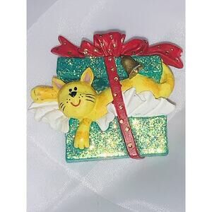 Vtg Avon Kitty Cat in Gift Present Bow Christmas Holiday Brooch Pin Sparkle EUC